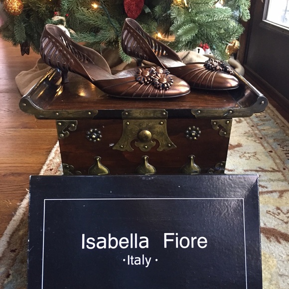 NEW Isabella Fiore Kitten Heel Metallic Bronze - Picture 2 of 4