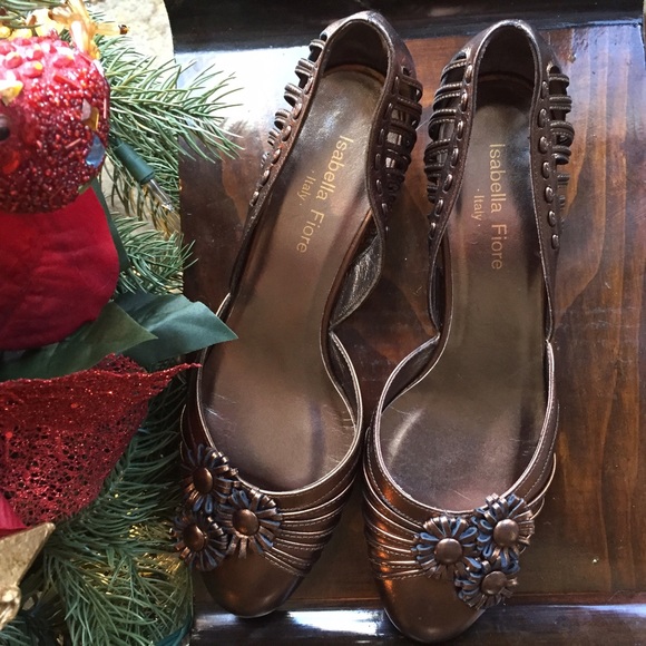 NEW Isabella Fiore Kitten Heel Metallic Bronze - Picture 3 of 4