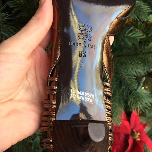 NEW Isabella Fiore Kitten Heel Metallic Bronze - Picture 4 of 4