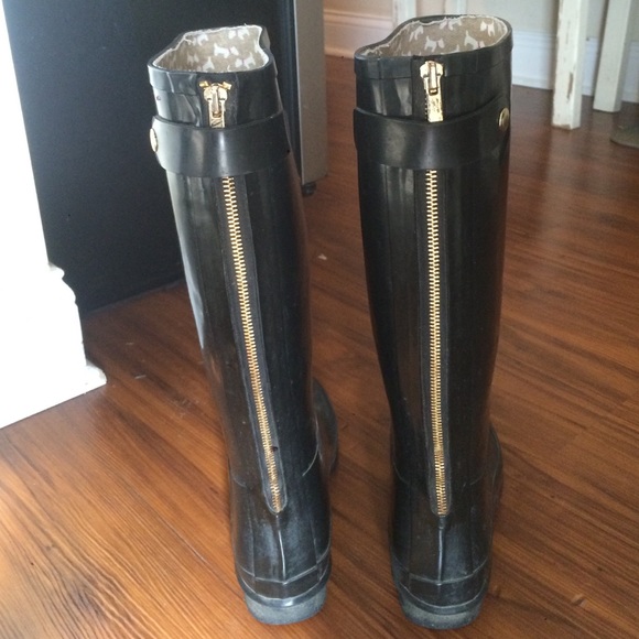 Black zipper accent rain boot