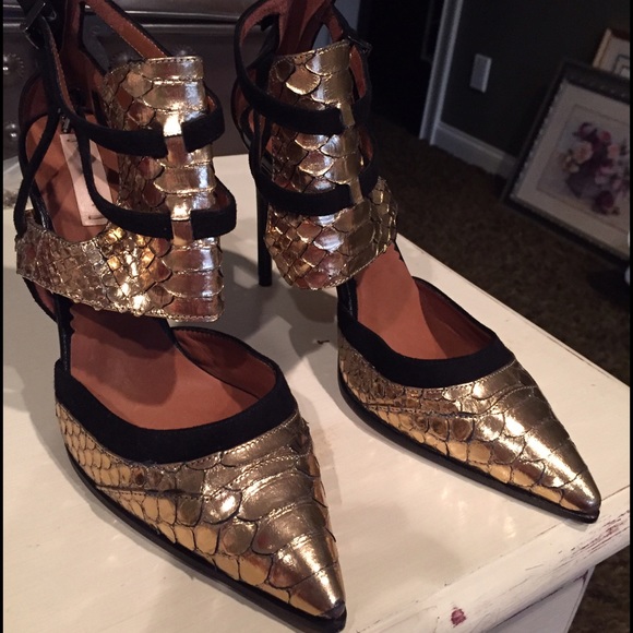 Reed Karloff gold croc pumps never wore