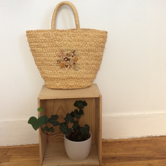 Straw totebag with floral detailing