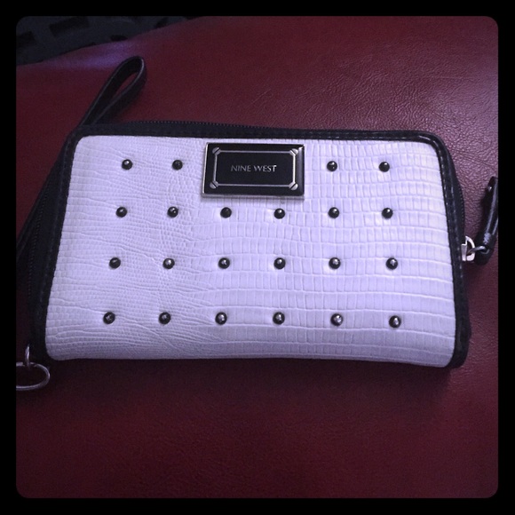 Nine west wallet with wristlet