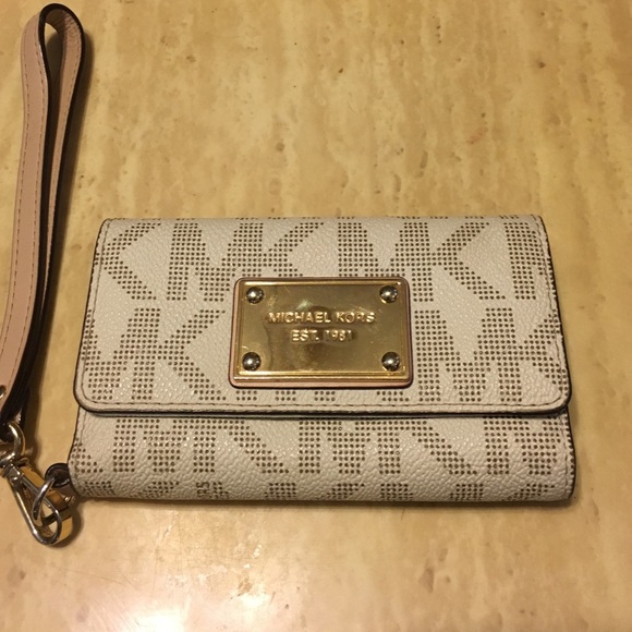 Michael Kors iPhone 5/5s wristlet in Vanilla