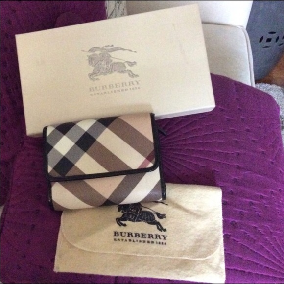 BURBERRY WALLET  height 4 " . Width 5 , Depth 1