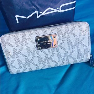 Michael kors wallet