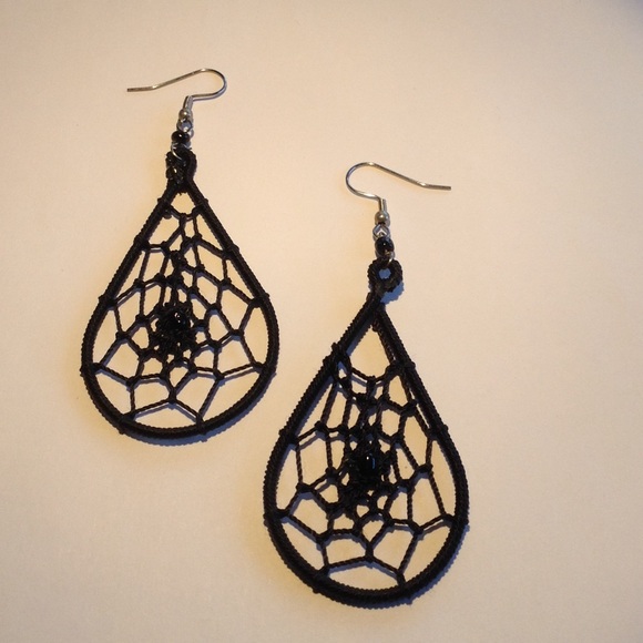 Wind Catcher Earring With Black Bead