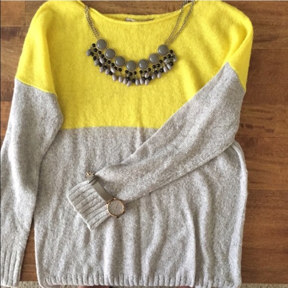 HP🎉 02/08 Best in Sweater Color block sweater - Picture 2 of 4
