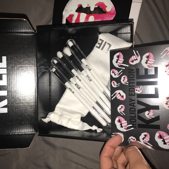 Kylie brushes !