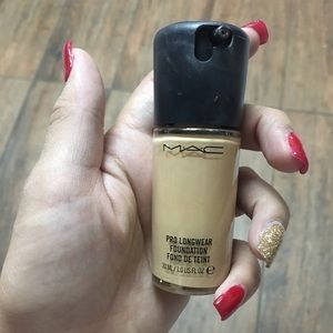 MAC prolonwear foundation NC25
