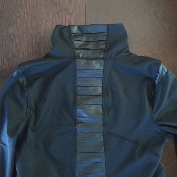 NWT || Under Armour WMN'S StudioLux Noir Jacket - Picture 3 of 4