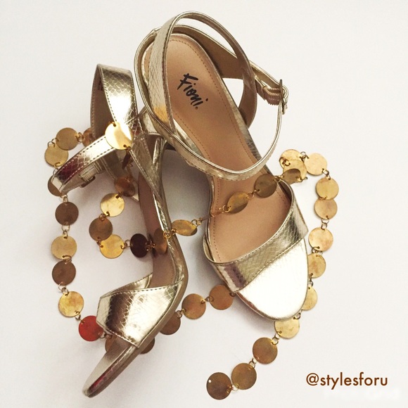 Fioni Shoes - NWT. Gold sandal heels