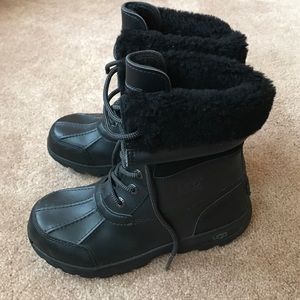 UGG boy's waterproof boots size US 4/Eu 34