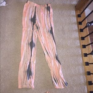 Elastic waist band lien pants.