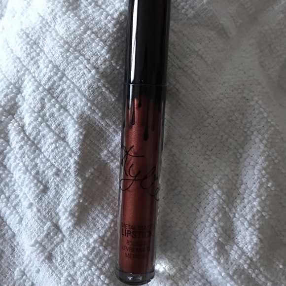Kylie Jenner Mettalic Liquid Lipstick in Reign