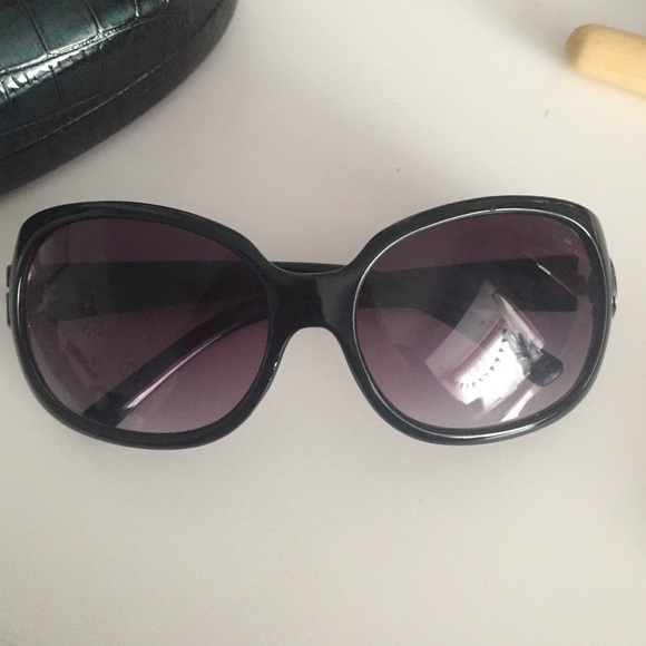 G by Guess Accessories - Guess sunglasses and a case