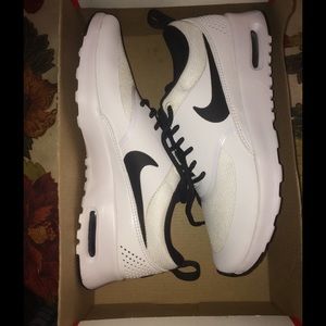 Nike Air Max Theas Size 6 NEVER WORN