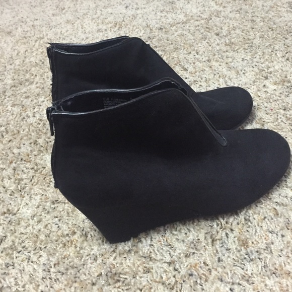 Black wedge boots