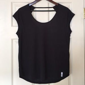 NWT || UA WMN'S Fly-by short-sleeve T