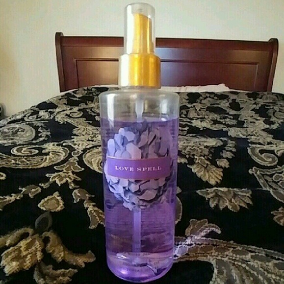 Victoria's Secret Love Spell body spray