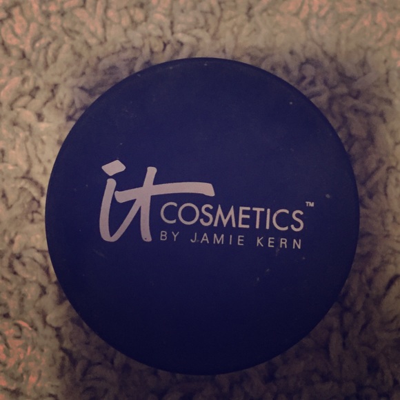 It cosmetics Bye Bye Pores translucent powder