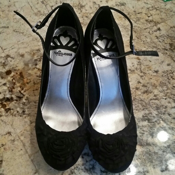 Black pumps