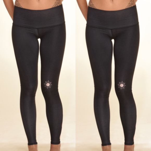 URBAN OUTFITTERS TEEKI NEW MOON YOGA HOT PANTS - Picture 3 of 4