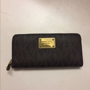 Micheal Kors zip around wallet