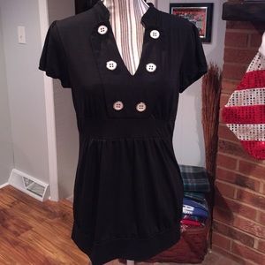 Cute black top w button detail