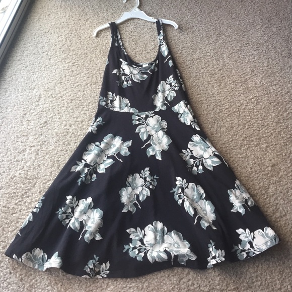 Aeropostale Dresses & Skirts - Cute flowered dress :)