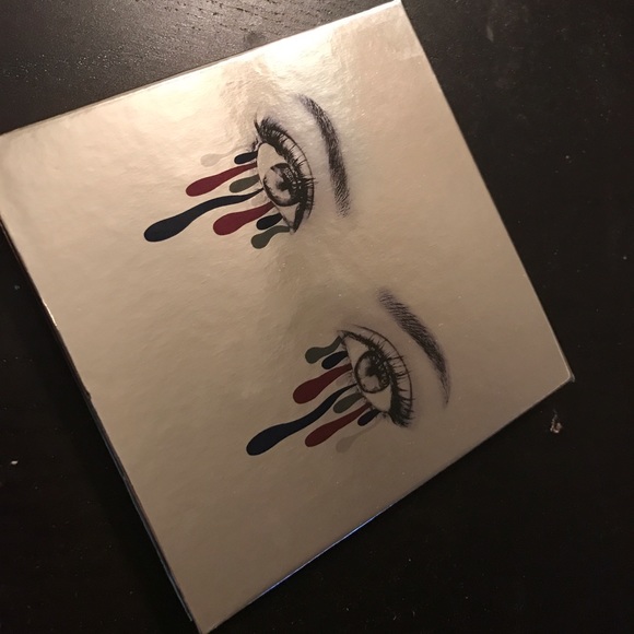 Kylie Jenner Holiday edition palette!