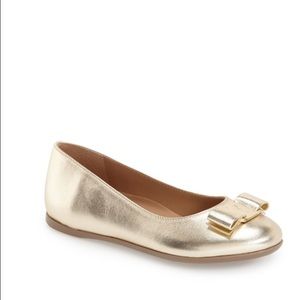 Salvatore Ferragamo 7M Gold Flats