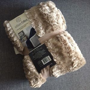 Super soft and fuzzy faux fur throw blanket