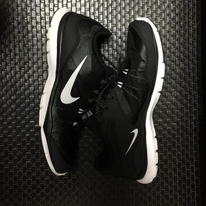 Women's Nike tennis shoes