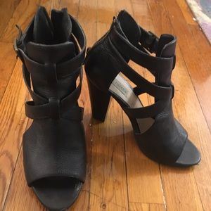 Super cute leather Steve Madden booties!