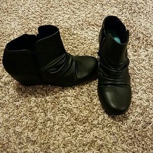 Black wedge boots