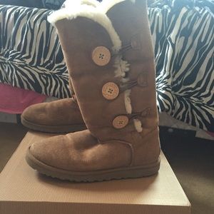 Tan bailey button uggs