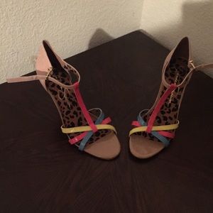 Beige heel w/ a pop of color...Brand new