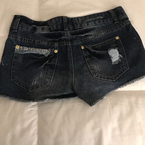 Distressed shorts - Picture 2 of 3