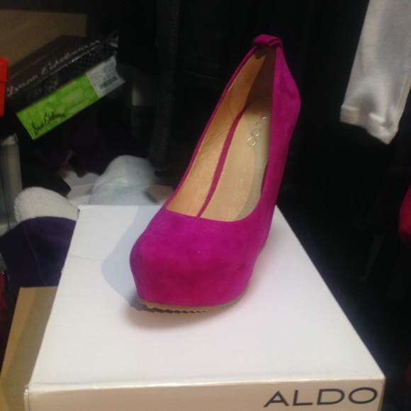 Aldo calcagni fushia suede wedges