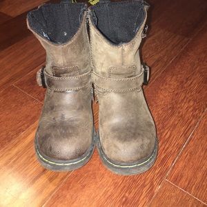 Dr. Martens brown girls combat boots !!