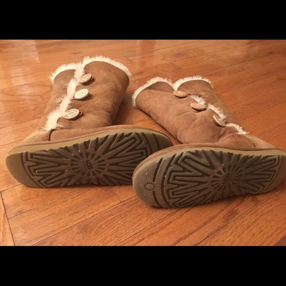 Ugg Size 6 - Picture 1 of 4
