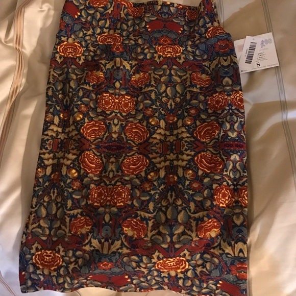 💯 Authentic LulaRoe Cassie Skirt Small