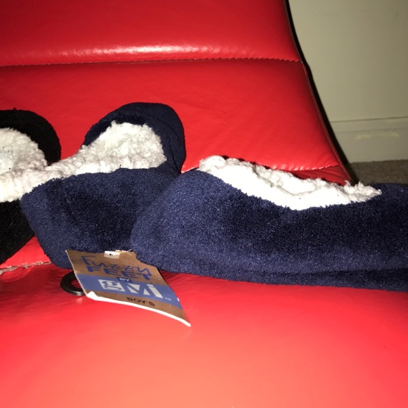 New Kids "Fuzzy Feet" Slippers - Picture 3 of 4