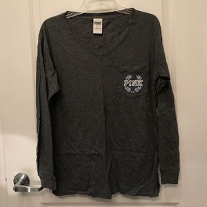 Long sleeve V-neck Campus Tee