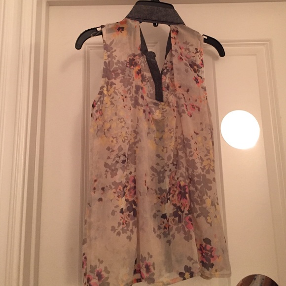 Sleeveless Floral Top with Open Back - Picture 2 of 4