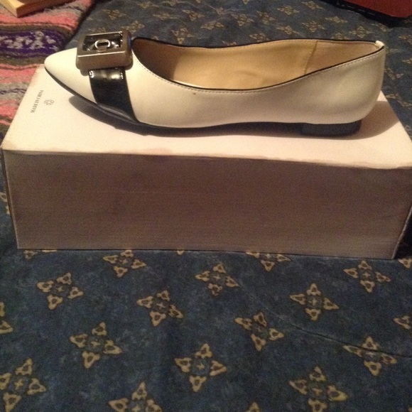 Adrienne Vittadini white and black flat - Picture 2 of 3