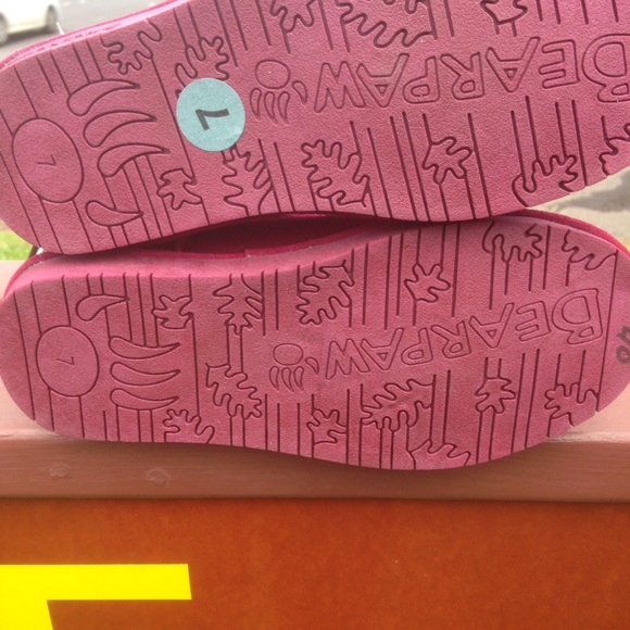 "SOLD" Cranberry Red BEARPAW Phylly Laceup Boots. - Picture 2 of 4