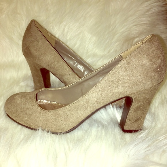 BRAND NEW, CL by Chinese Laundry faux Suede Pumps