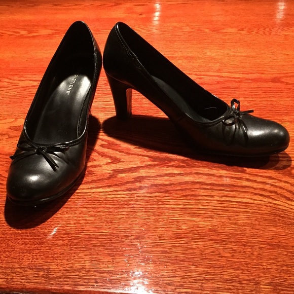 Black 2" heeled pumps with bows